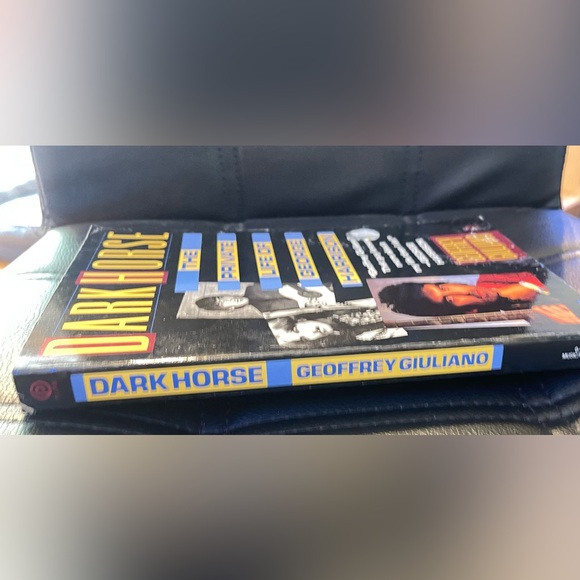 Dark Horse Life of George Harrison
Music Book by Geoffrey Giuliano 1991 - Picture 5 of 8